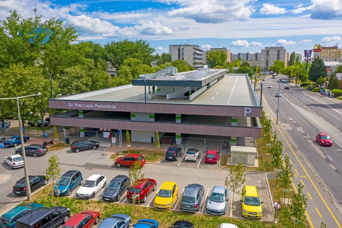 Újra minden bejárat használható a Dr. Petz Lajos Parkolóházban