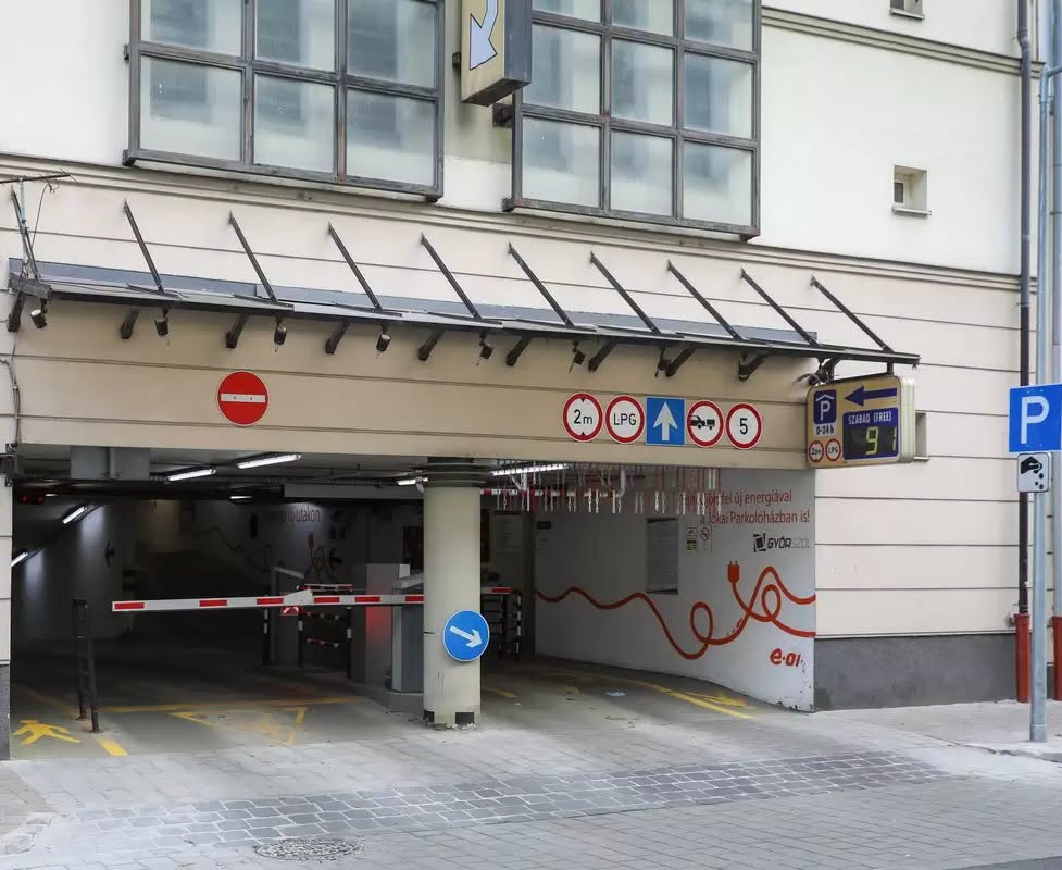 Pénteken lezárják a Jókai parkolóházat